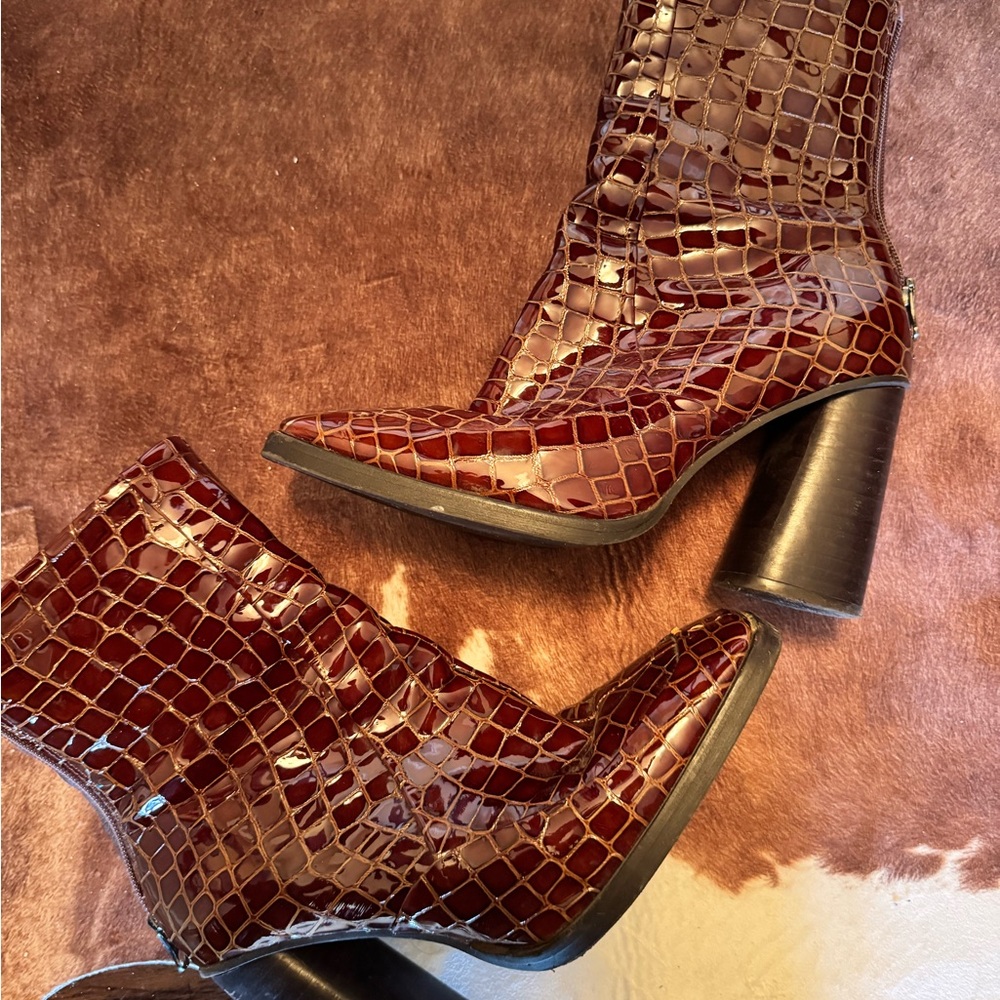 L'INTERVALLE Glossy Burgundy Croc-Embossed Heeled Boots